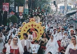 Foguerers y barraquers desfilan durante la ofrenda de flores de las últimas Hogueras.