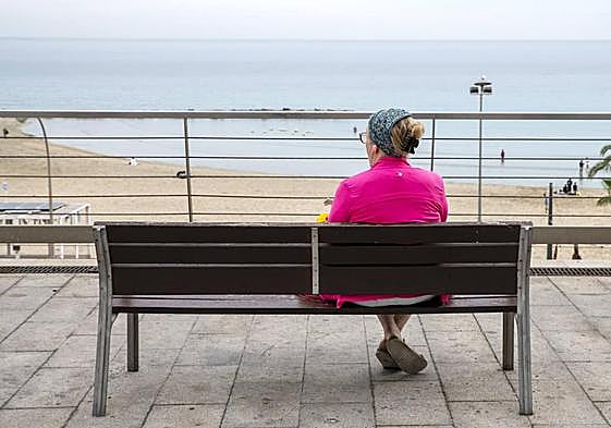 Una mujer mayor en un banco del mirador del Raval Roig.