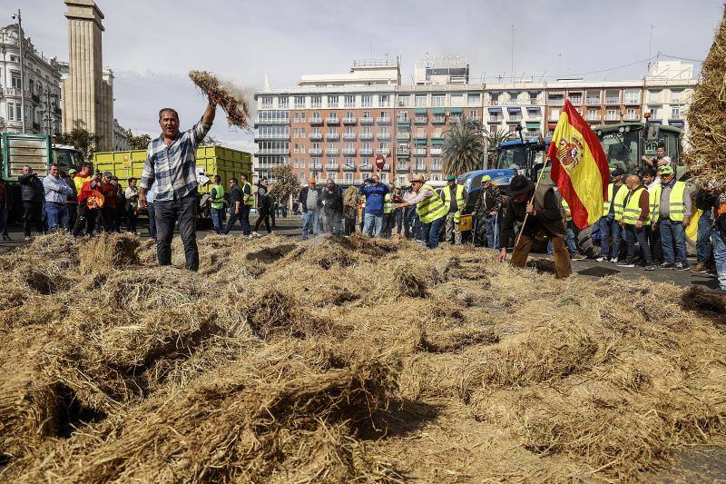 Imagen secundaria 1 - Mazón promete ir hacia los «impuestos cero» al campo en una nueva jornada de protestas