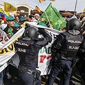 Mazón promete ir hacia los «impuestos cero» al campo en una nueva jornada de protestas