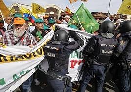 Cargas policiales en la entrada al puerto de Valencia.
