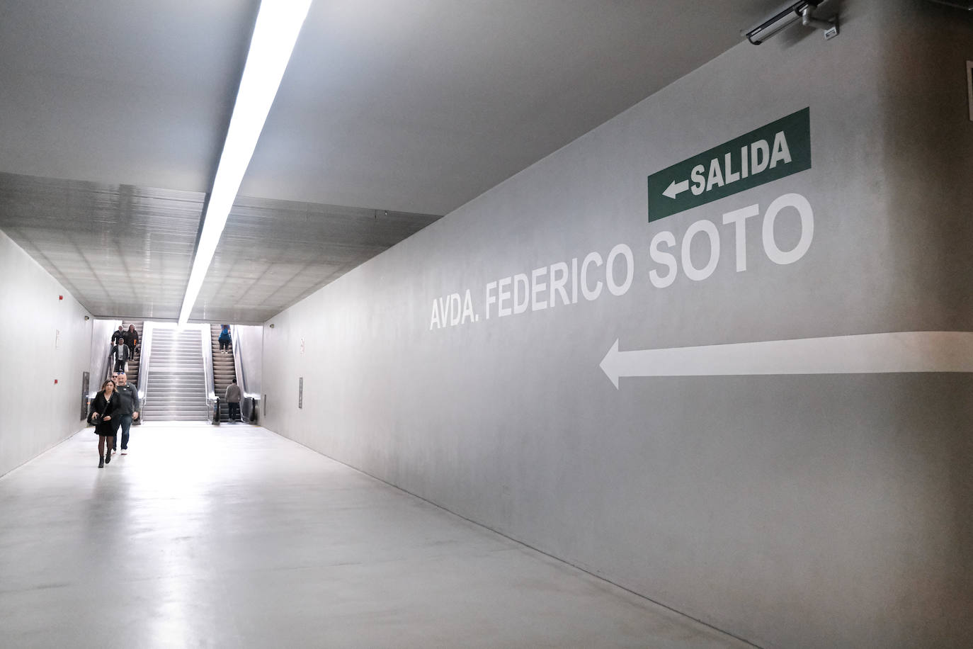 Primer día de reapertura de la estación del Tram en Luceros tras las obras