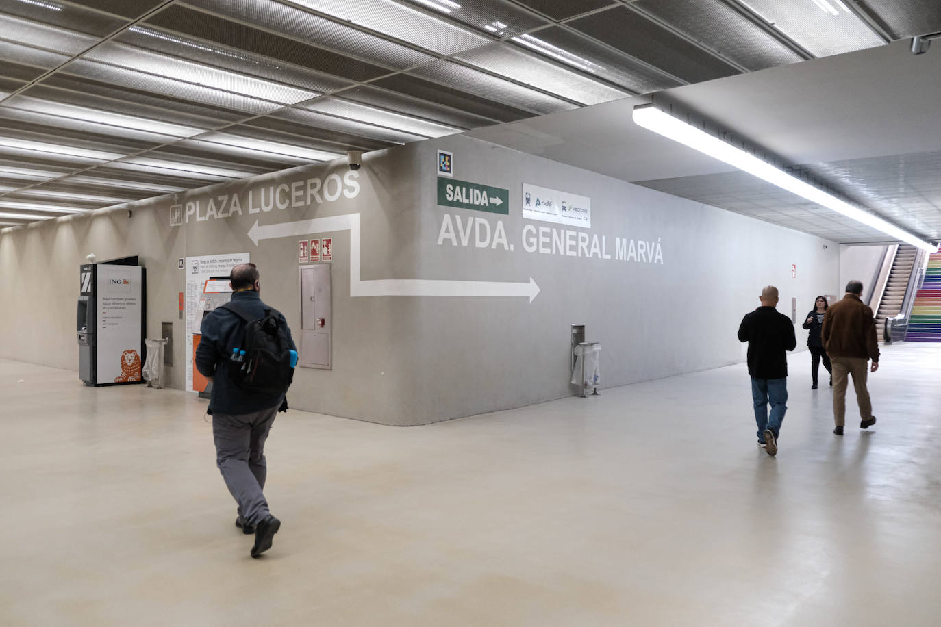 Primer día de reapertura de la estación del Tram en Luceros tras las obras