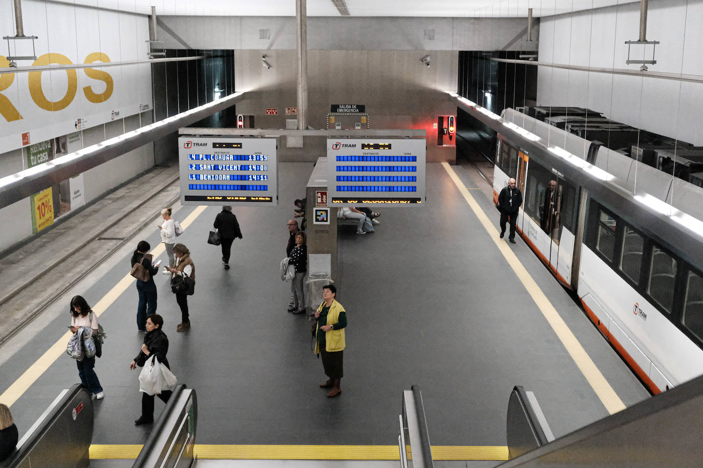 Primer día de reapertura de la estación del Tram en Luceros tras las obras