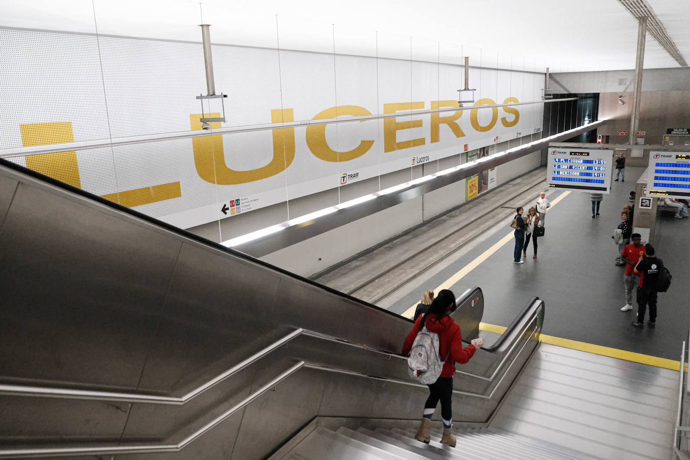 Primer día de reapertura de la estación del Tram en Luceros tras las obras