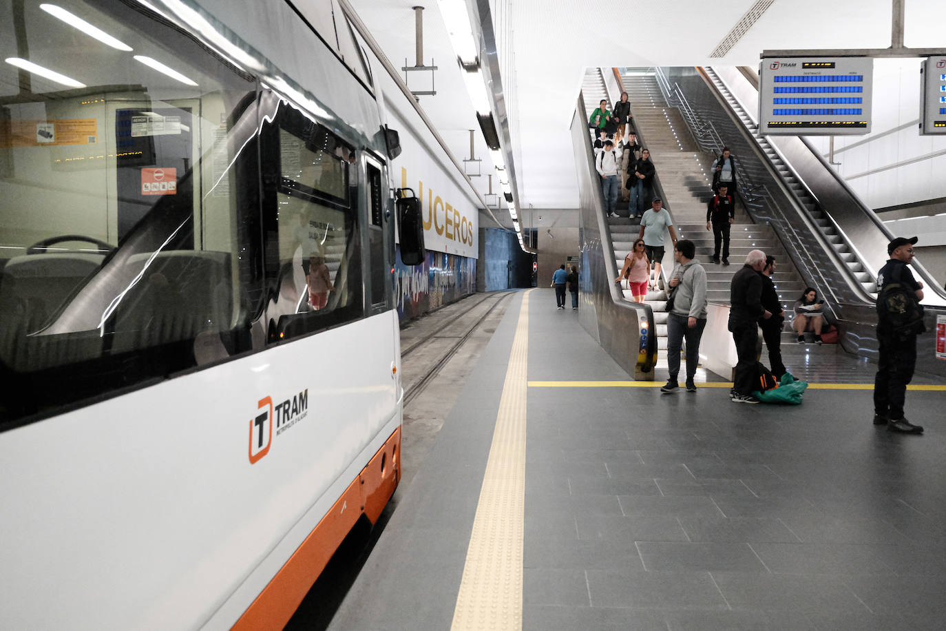 Primer día de reapertura de la estación del Tram en Luceros tras las obras