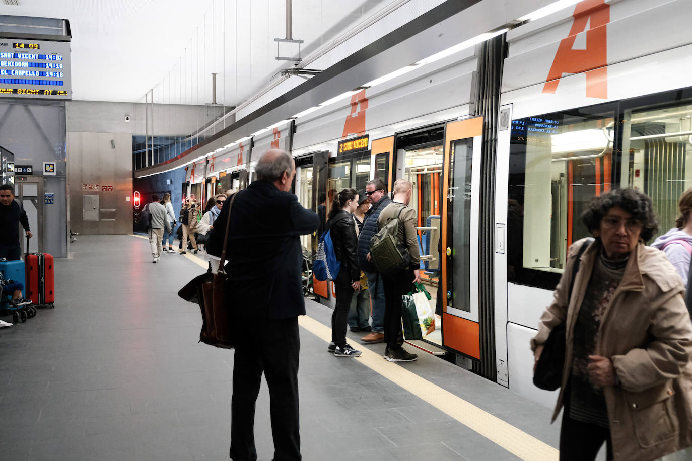 Primer día de reapertura de la estación del Tram en Luceros tras las obras