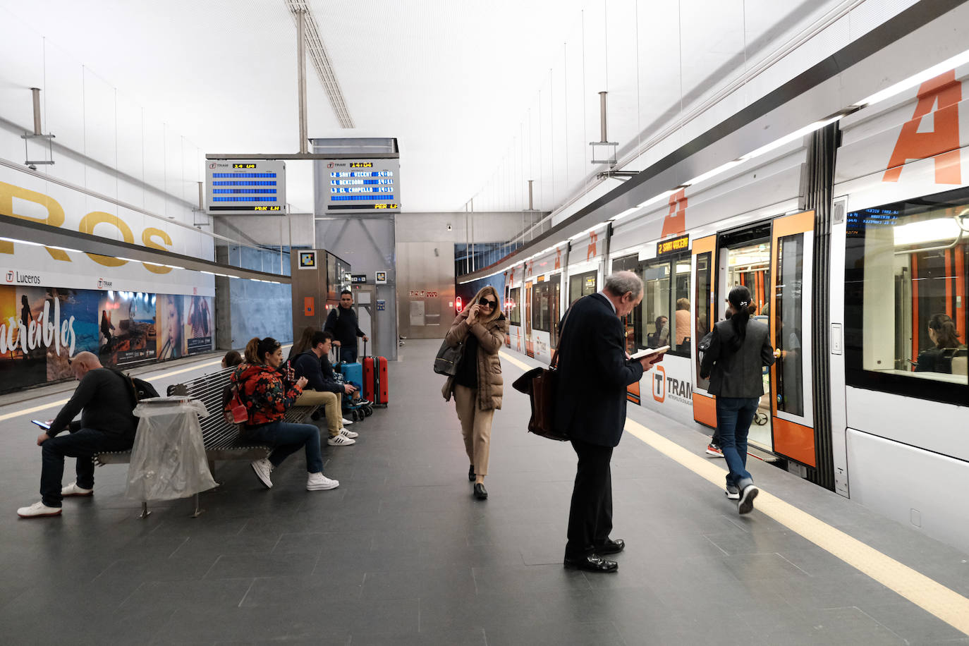 Primer día de reapertura de la estación del Tram en Luceros tras las obras