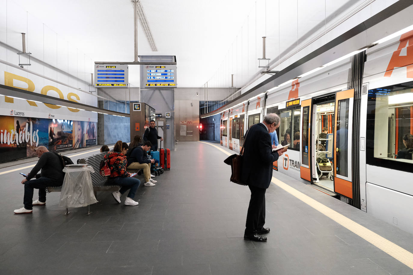 Primer día de reapertura de la estación del Tram en Luceros tras las obras