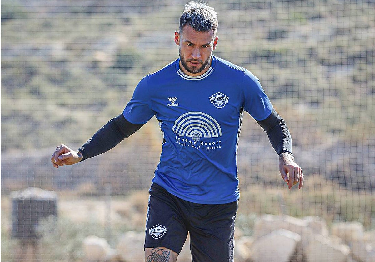 Danny Blum, durante un entrenamiento con el CF Intercity.