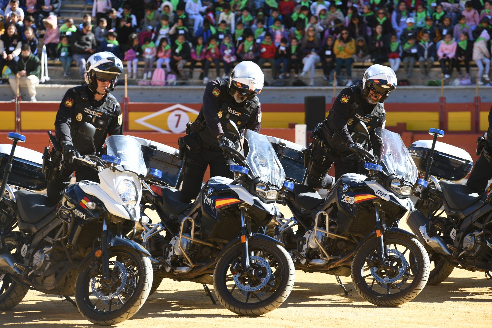 Imágenes de la espectacular exhibición de la Policía Nacional en Alicante