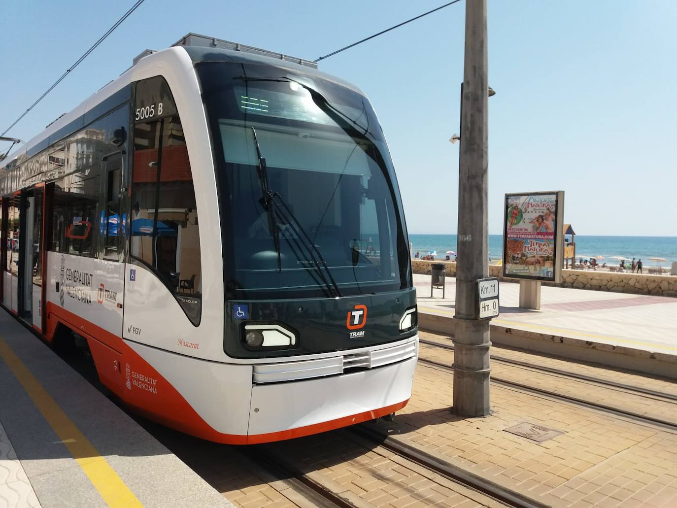 Uno de los vehículos duales del Tram de Alicante, en servicio en El Campello.