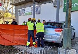 El coche siniestrado se ha salido fatalmente de la rotonda por la que circulaba.