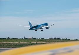Aviones despegando en el aeropuerto Alicante-Elche.