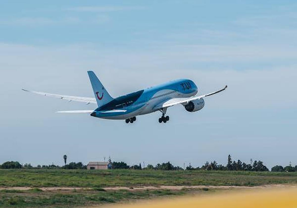 Aviones despegando en el aeropuerto Alicante-Elche.