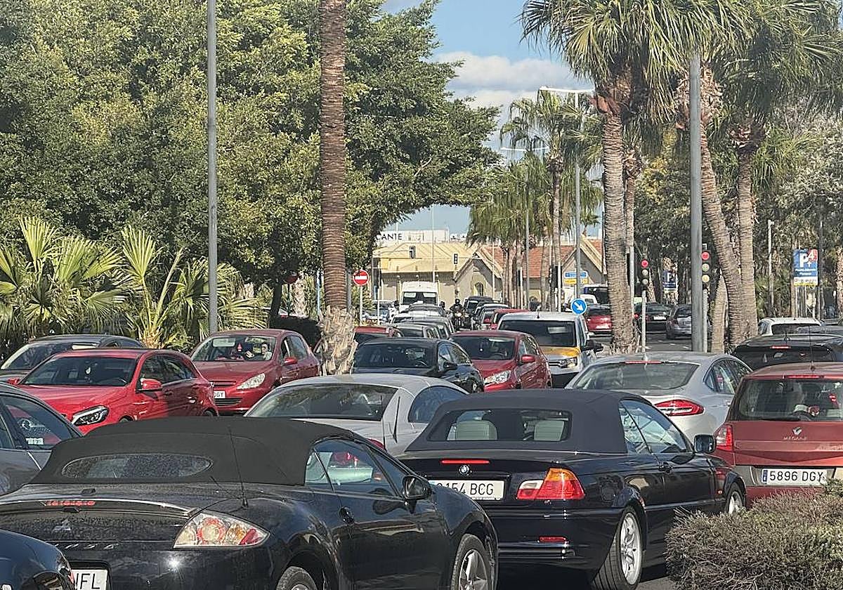 El último viernes de febrero deja un gran atasco en Alicante