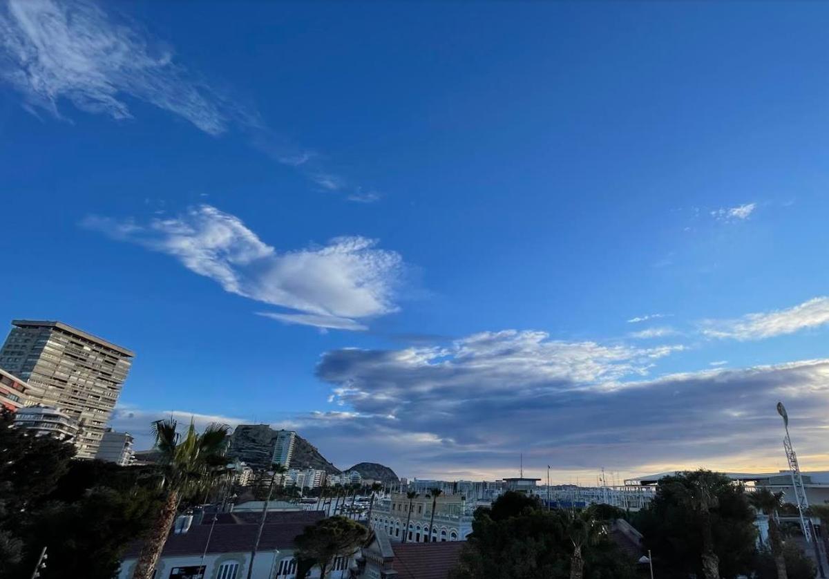 Alicante amanece en alerta amarilla por viento este sábado.