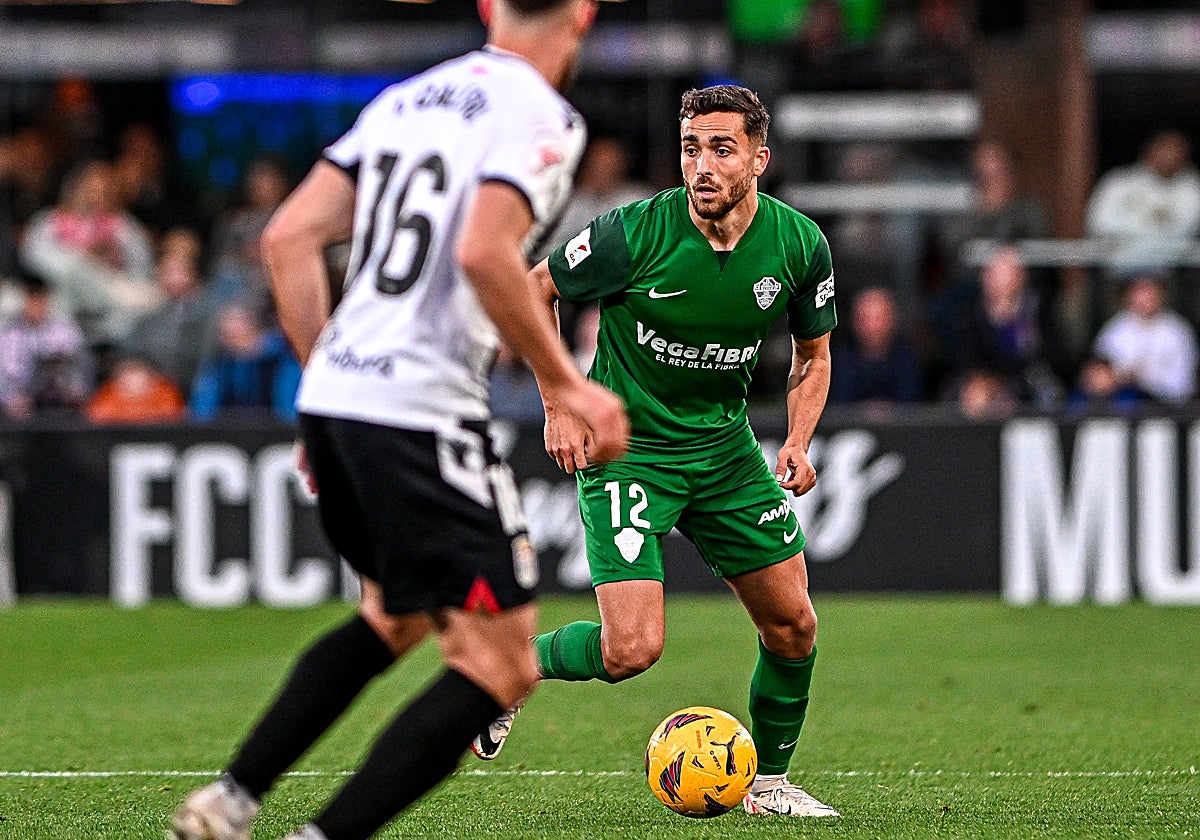 José Salinas conduce la pelota ante la oposición del jugador del Cartagena Iván Calero.
