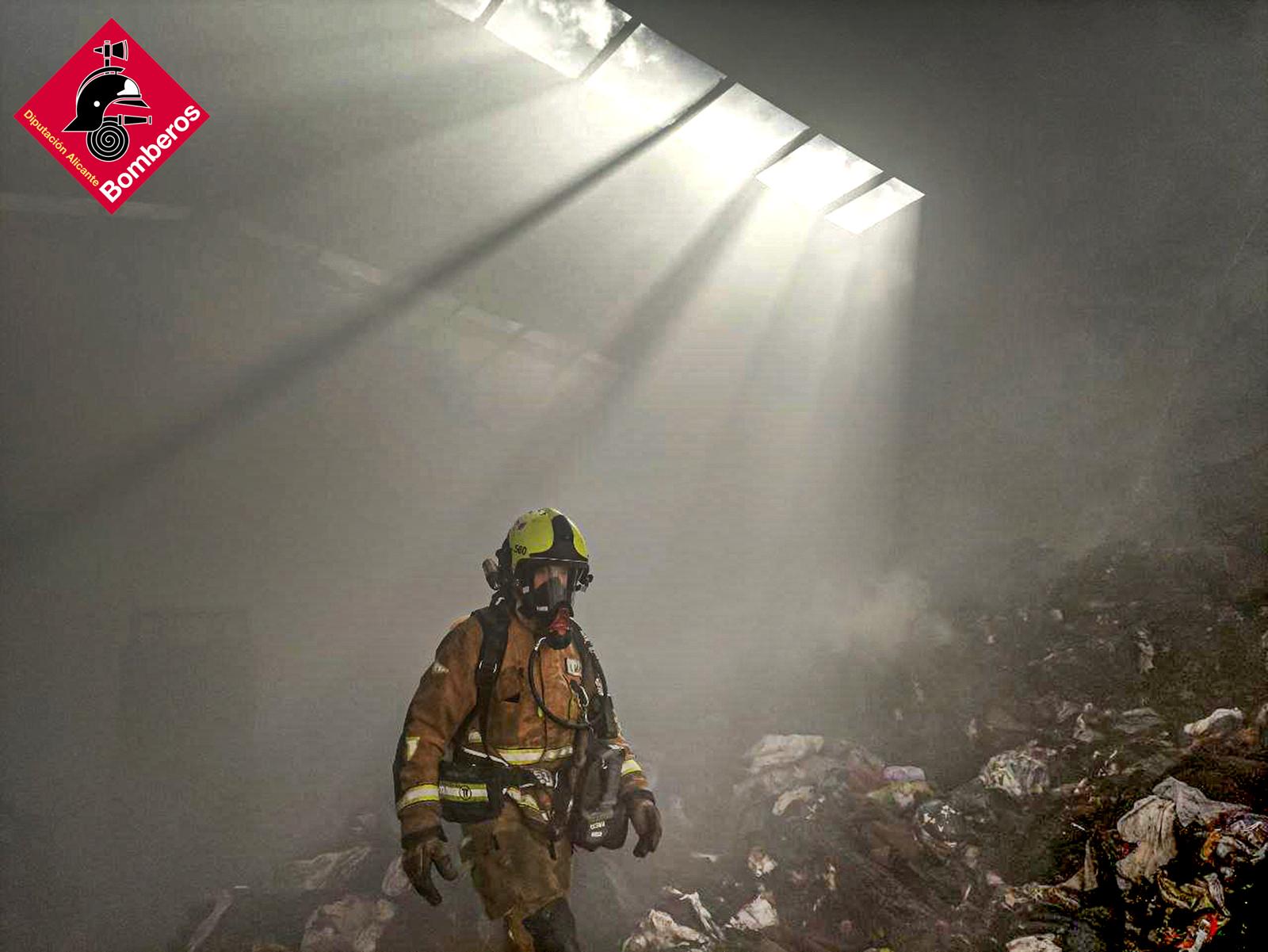 Un bombero inspeccionando la nave.
