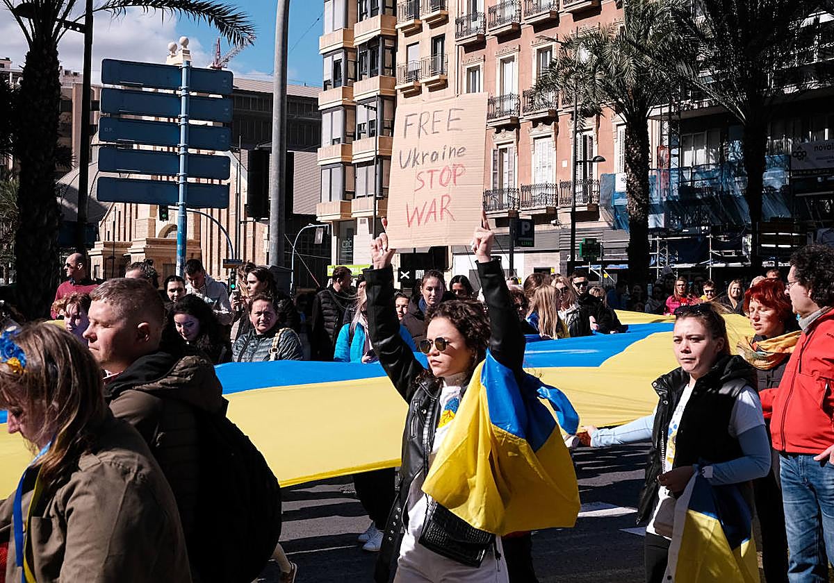 Marcha del segundo aniversario de la Guerra de Ucrania celebrada en Alicante.
