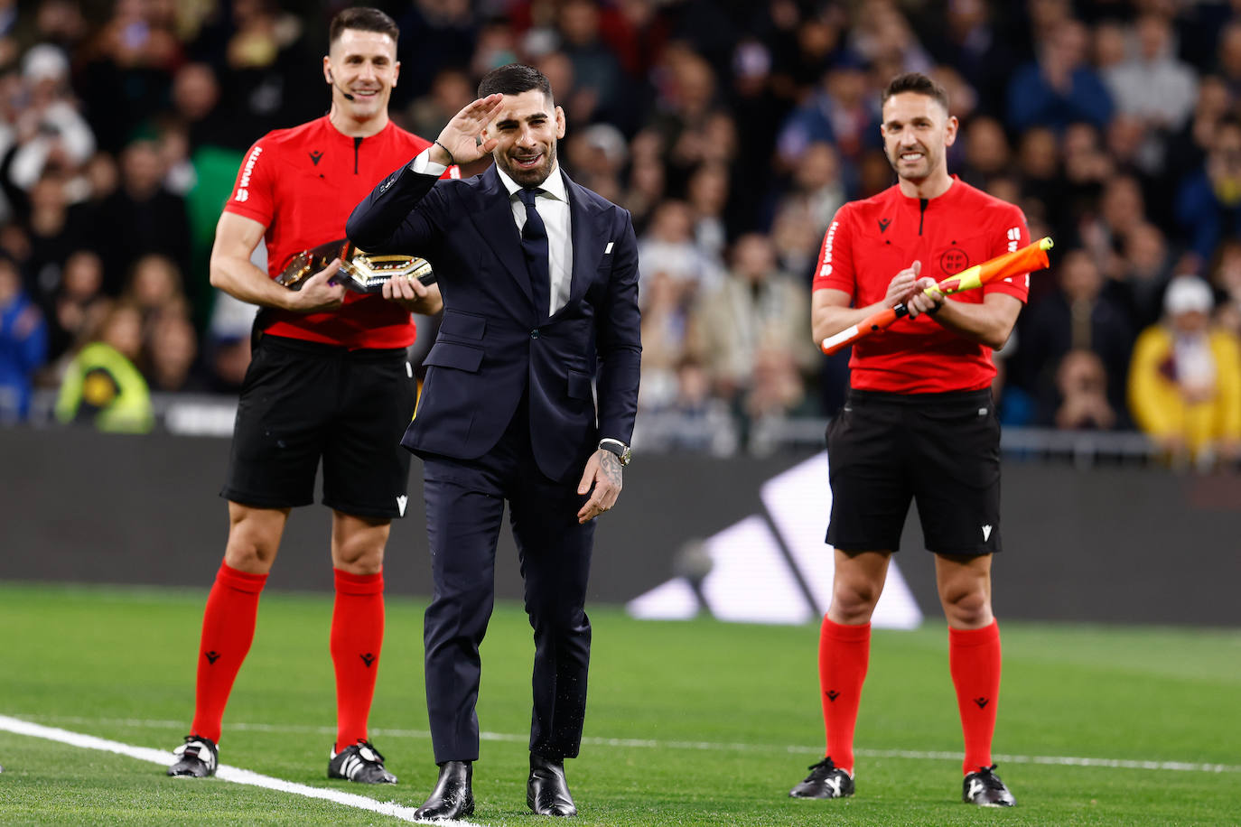 Así fue el saque de honor de Topuria en el Santiago Bernabeu