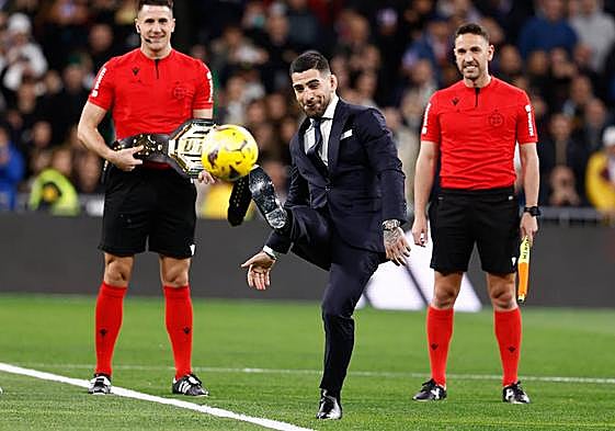 Así fue el saque de honor de Topuria en el Santiago Bernabeu