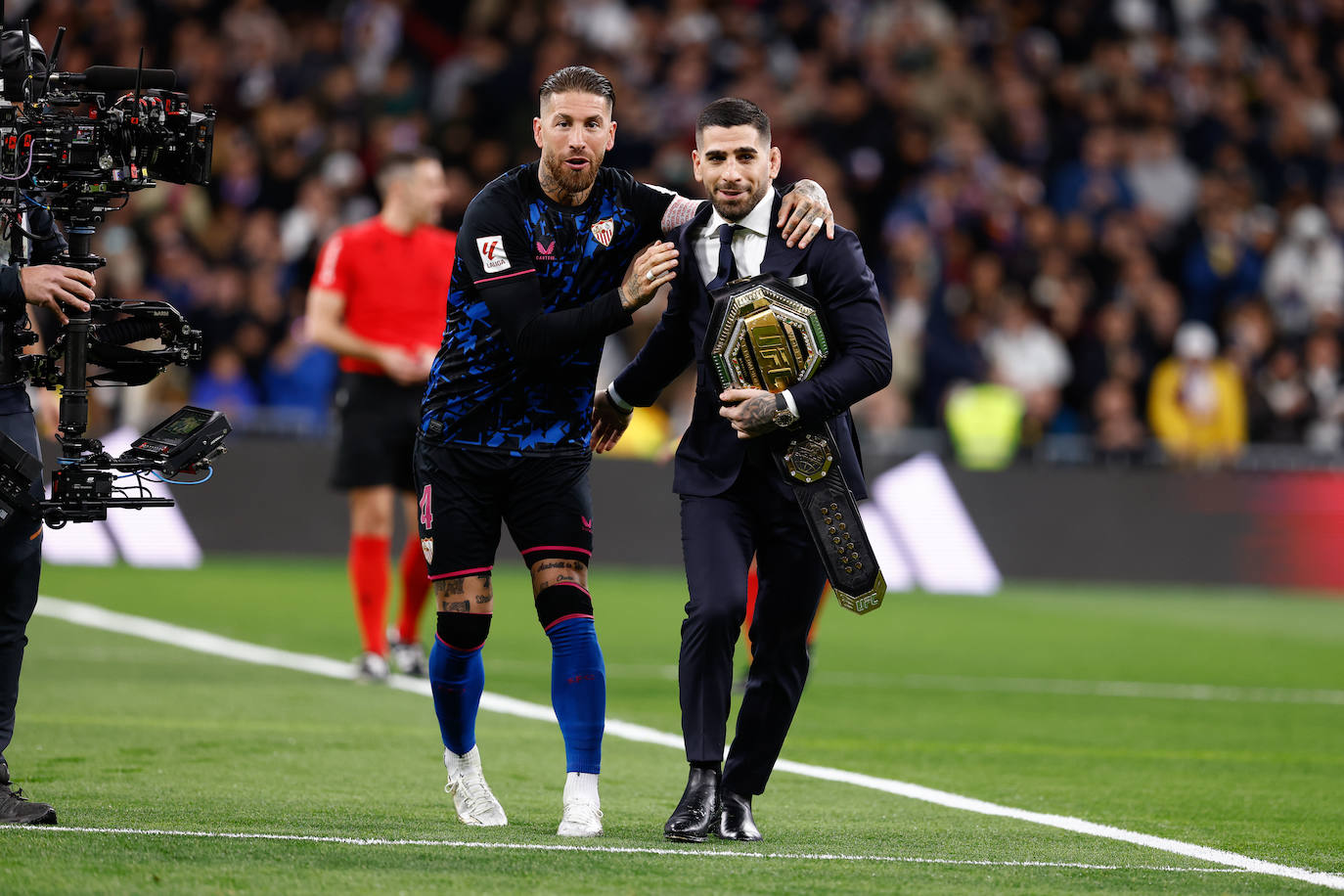Así fue el saque de honor de Topuria en el Santiago Bernabeu