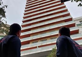 Dos técnicos inspeccionan visualmente un edificio en Alicante.