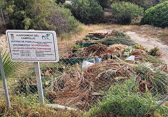 Restos de poda vertidos en un punto de recogida municipal en El Camperllo.
