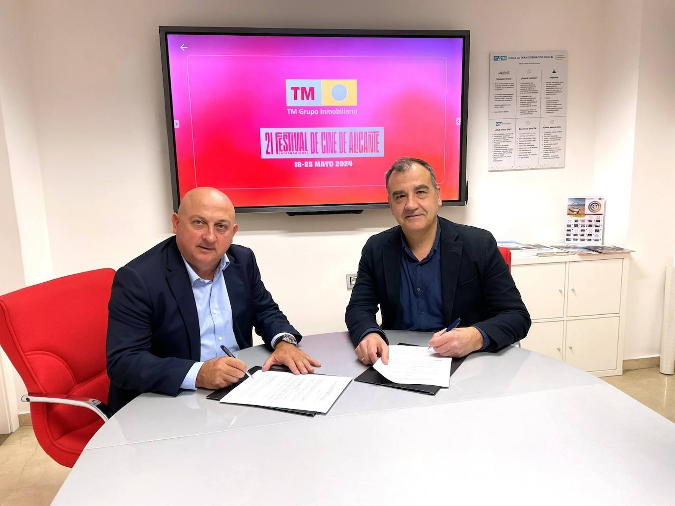 Pablo Serna y Vicente Seva, durante la firma del convenio.