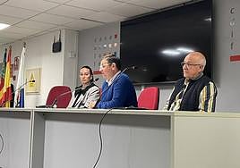 El presidente de la Federació de Fogueres, David Olivares, durante la asamblea de barracas.