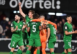 El Elche celebra la victoria lograda la pasada jornada en Cartagena.