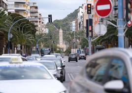 Tránsito de vehículos en la avenida de la Estación de Alicante.