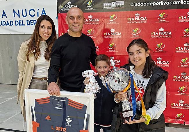 Luis Ortiz, con su familia en un homenaje.