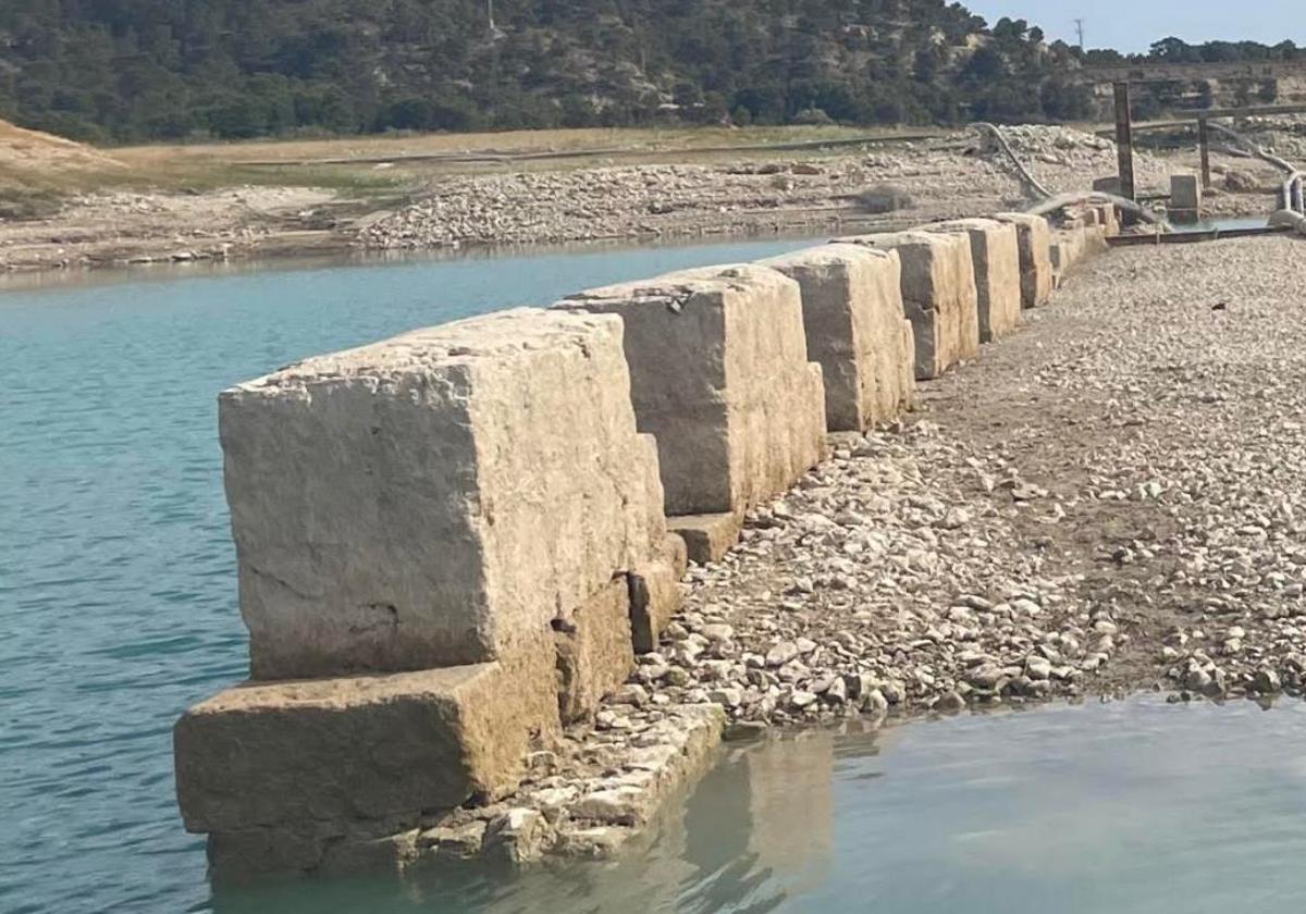 Descenso de agua en el embalse del Amadorio, en la Marina Baixa.