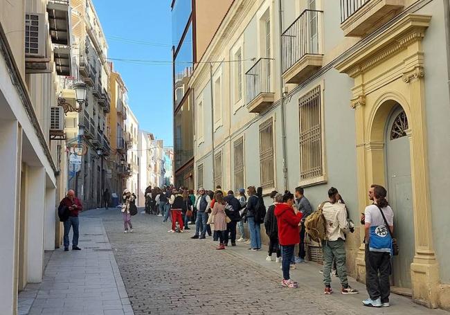 La cola para participar en el casting de la nueva película de Amenábar ha llegado hasta el inicio de la calle Villavieja.
