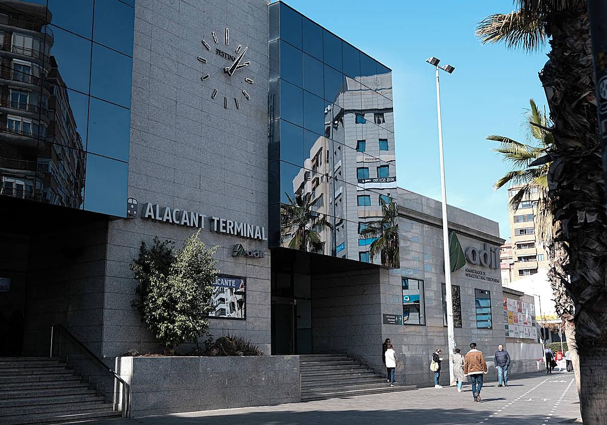 Alicantinos pasean por el entorno de la estación de Adif.