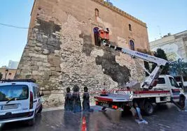 Trabajos de instalación de los ventanales.