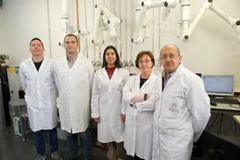 El equipo investigador de la UA que participa en el proyecto que dirige Diego Cazorla (primero por la derecha).