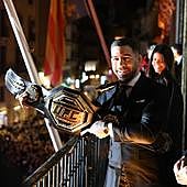 Topuria se da un baño de masas en Alicante