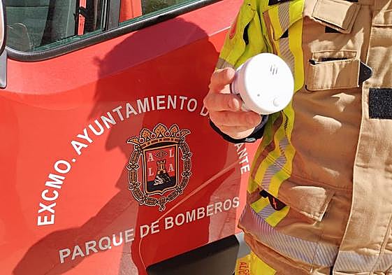 Un bombero del Speis con uno de los 300 dispositivos donados al Ayuntamiento de Alicante.