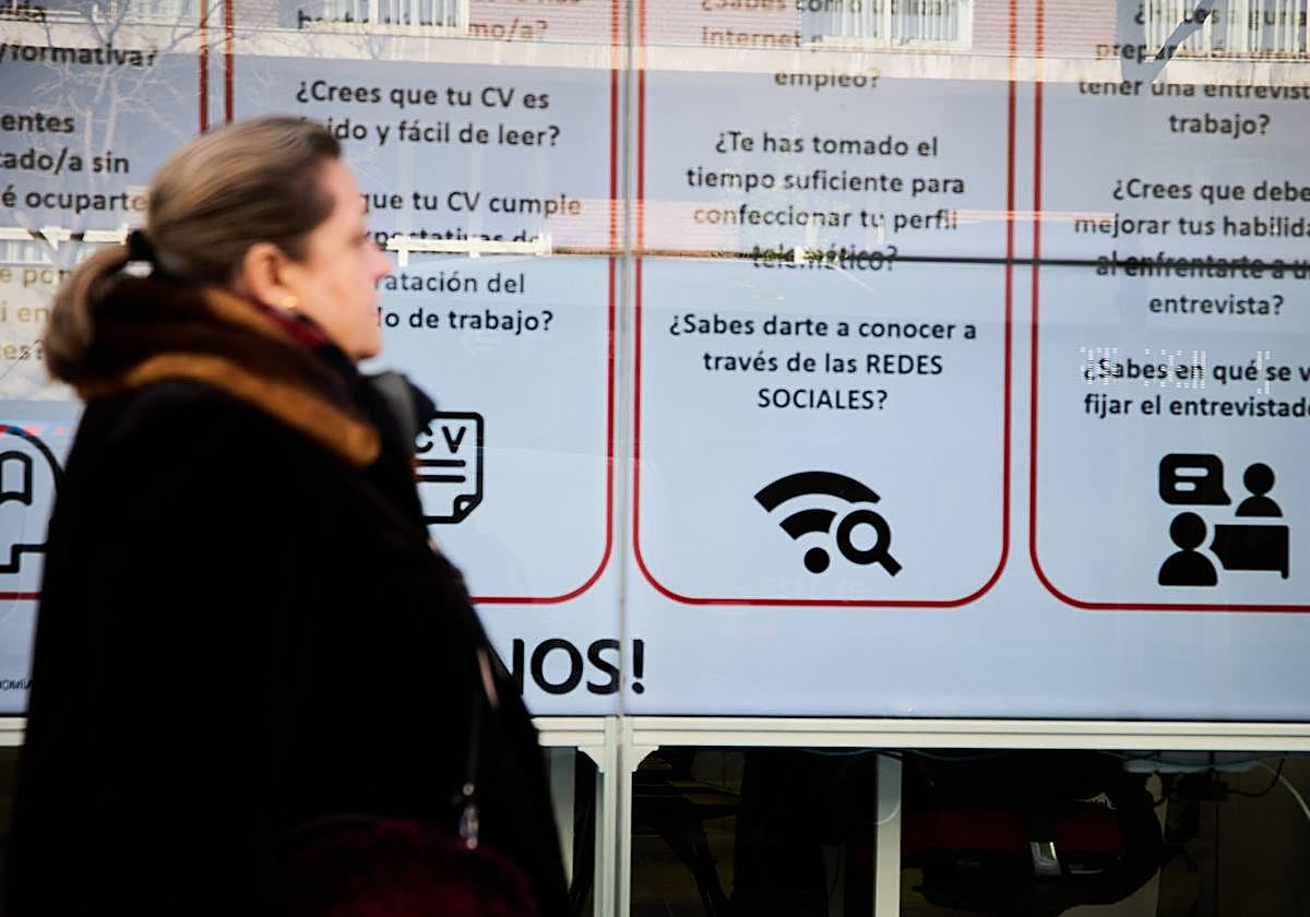 Una mujer pasa por una oficina del SEPE.