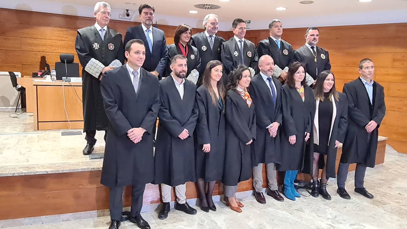 Foto de familia con los nuevos egresados.