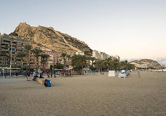 Playa del Postiguet de Alicante con el castillo de Santa Bárbara al fondo.