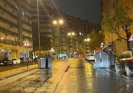 Contenedores sufren la llegada del viento en el Pau 2 de Alicante.