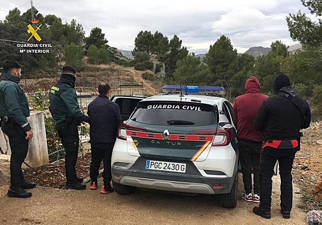 Arresto de los dos autores.