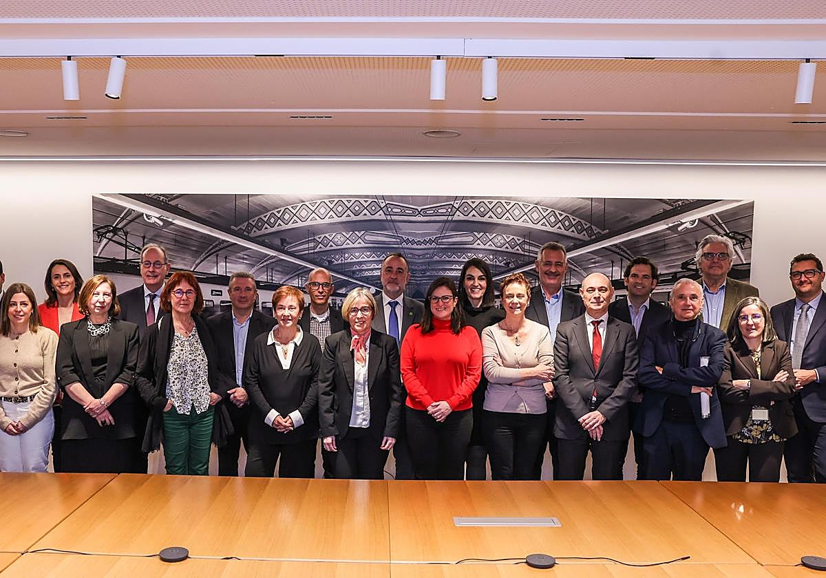 Foto de grupo tras la firma del acuerdo.