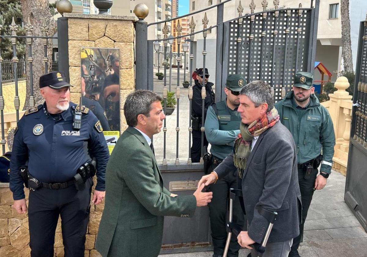 Visita de Carlos Mazón a la urbanización afectada por el incendio.