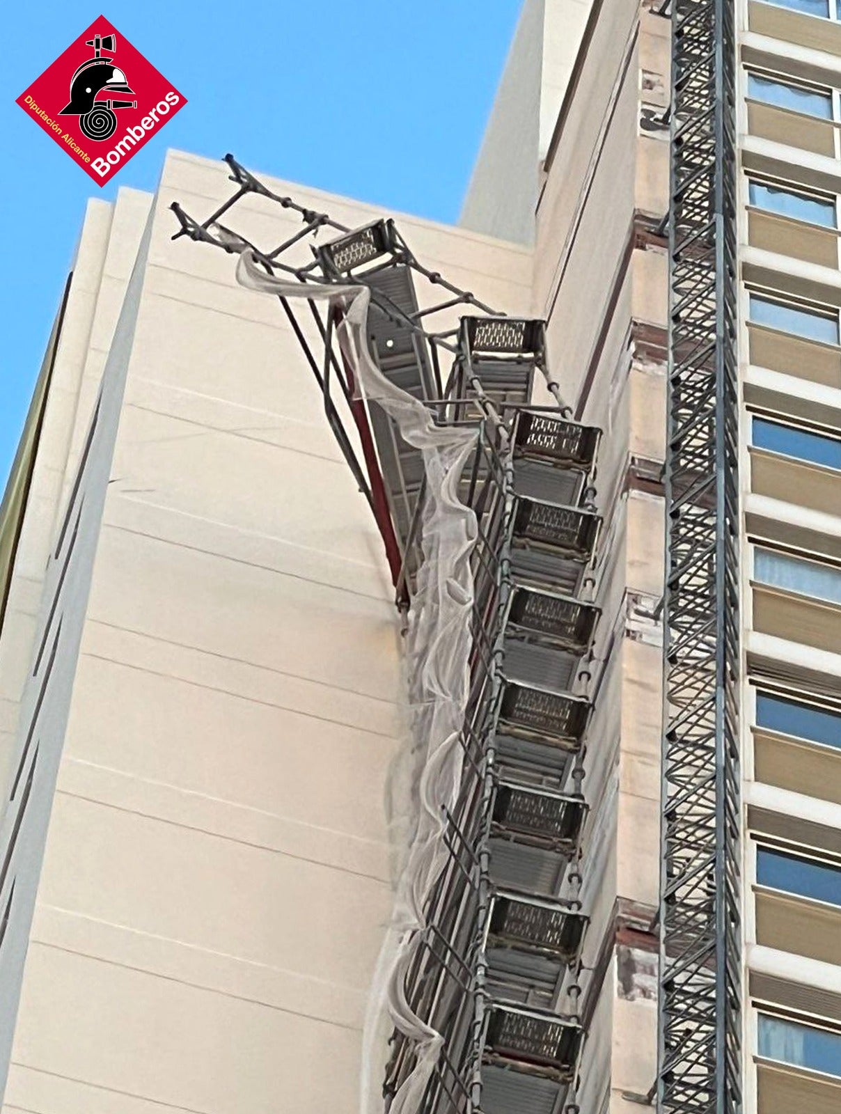 Andamio desprendido por el viento en Benidorm.