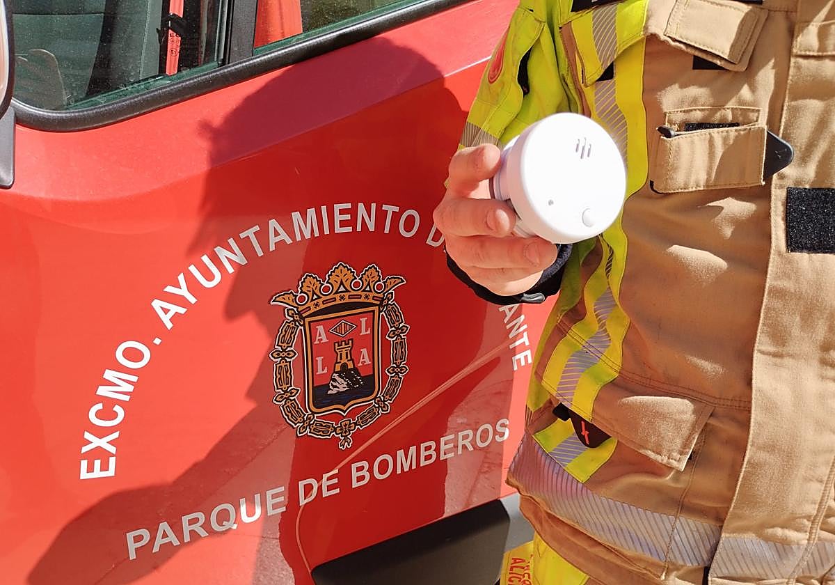 Detectores de humo instalados por los bomberos de Alicante en hogares vulnerables.
